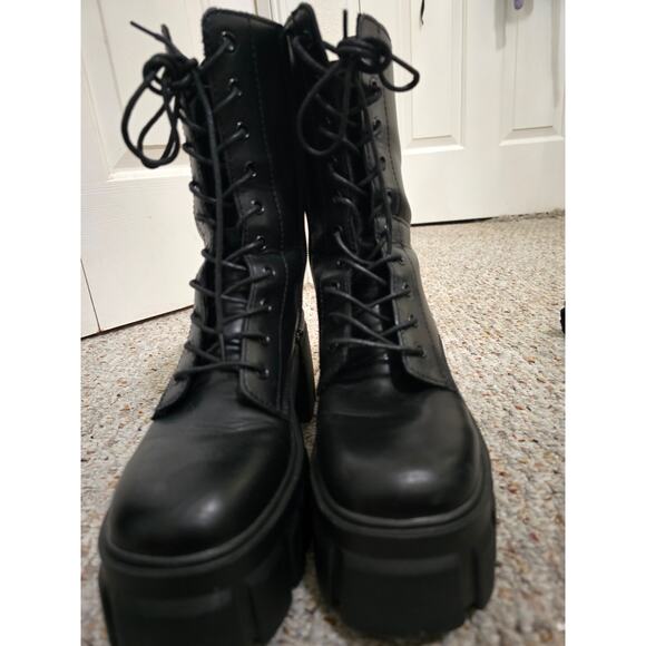 Madden Girl 2" Platform Guster Combat Boots Size 9 EUC - Picture 2 of 10